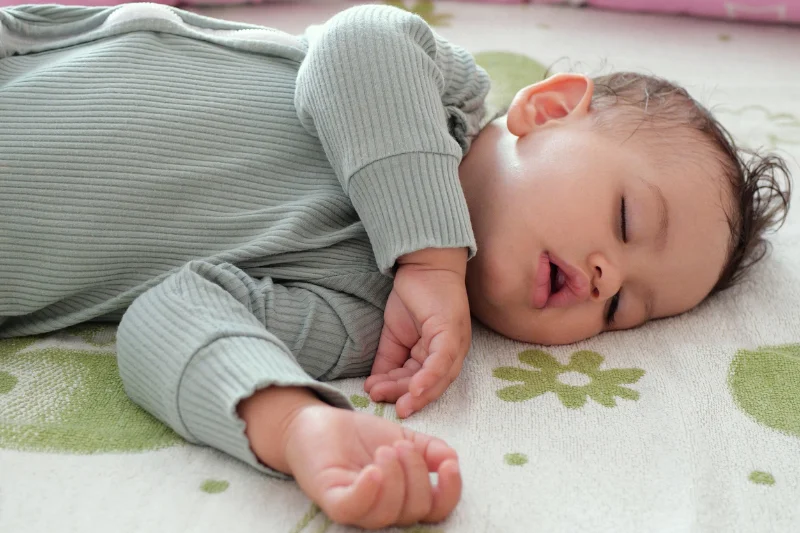 Bebé durmiendo plácidamente